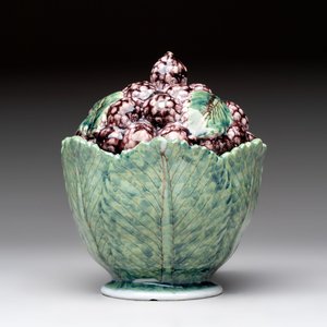 A polychrome Dutch Delft 'mulberries' tureen and cover on stand, 18th C. — photo 6