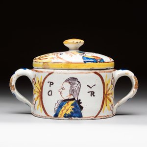 A polychrome Dutch Delft 'orangist' butter tub, 18th C. — photo 1