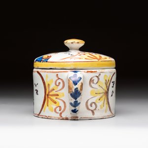 A polychrome Dutch Delft 'orangist' butter tub, 18th C. — photo 2