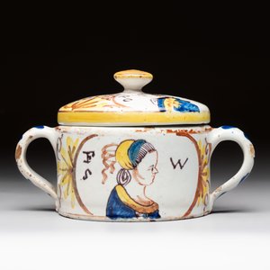 A polychrome Dutch Delft 'orangist' butter tub, 18th C. — photo 3