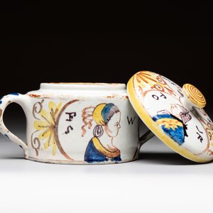 A polychrome Dutch Delft 'orangist' butter tub, 18th C. — photo 5