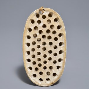 A polychrome Dutch Delft petit feu and doré brush back, 18th C. — photo 2