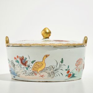 A polychrome Dutch Delft petit feu butter tub after a Chinese famille rose example, 18th C. — photo 4