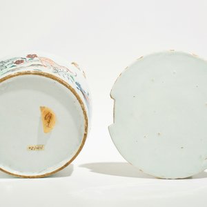 A polychrome Dutch Delft petit feu butter tub after a Chinese famille rose example, 18th C. — photo 7