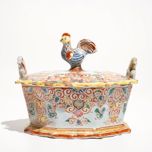 A polychrome Dutch Delft petit feu butter tub with a rooster-topped cover, 18th C. — 照片 4