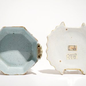 A polychrome Dutch Delft petit feu butter tub with a rooster-topped cover, 18th C. — 照片 6