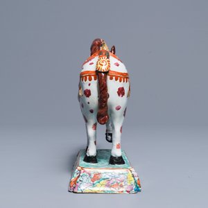 A polychrome Dutch Delft petit feu circus horse on base, 18th C. — 照片 3