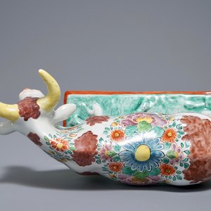 A polychrome Dutch Delft petit feu cow on base, 18th C. — 照片 5