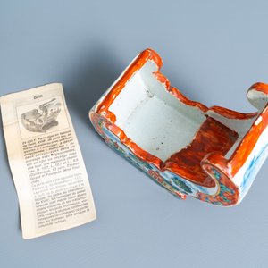 A polychrome Dutch Delft petit feu pipe stand modelled as a sleigh, 18th C. — 照片 8