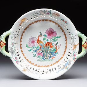 A polychrome Dutch Delft petit feu reticulated basket after a Chinese famille rose example, 18th C. — 照片 1