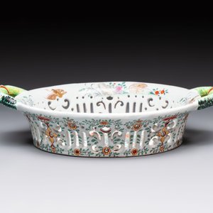 A polychrome Dutch Delft petit feu reticulated basket after a Chinese famille rose example, 18th C. — 照片 2