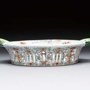 A polychrome Dutch Delft petit feu reticulated basket after a Chinese famille rose example, 18th C. — 照片 3
