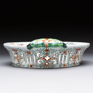 A polychrome Dutch Delft petit feu reticulated basket after a Chinese famille rose example, 18th C. — 照片 4