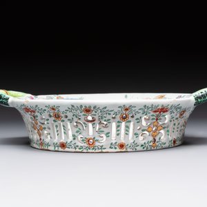 A polychrome Dutch Delft petit feu reticulated basket after a Chinese famille rose example, 18th C. — 照片 5