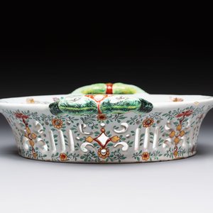 A polychrome Dutch Delft petit feu reticulated basket after a Chinese famille rose example, 18th C. — 照片 6