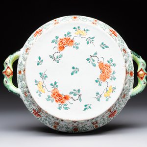 A polychrome Dutch Delft petit feu reticulated basket after a Chinese famille rose example, 18th C. — 照片 7