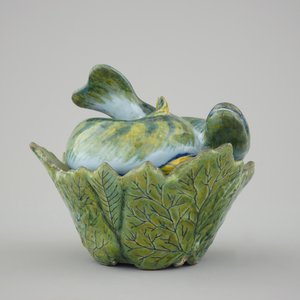 A polychrome Dutch Delft pike tureen and cover, 18th C. — 照片 2