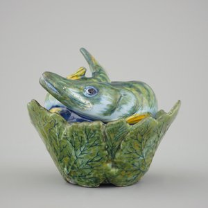 A polychrome Dutch Delft pike tureen and cover, 18th C. — 照片 3