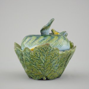 A polychrome Dutch Delft pike tureen and cover, 18th C. — 照片 5