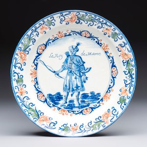A polychrome Dutch Delft plate inscribed 'Le Roy de Maroc' — photo 1