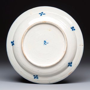 A polychrome Dutch Delft plate inscribed 'Le Roy de Maroc' — photo 2
