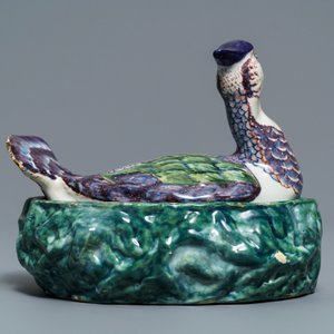 A polychrome Dutch Delft 'plover' butter tub and cover, 18th C. — 照片 4