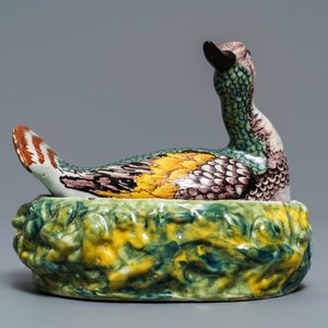 A polychrome Dutch Delft 'plover' butter tub and cover, 18th C. — 照片 4