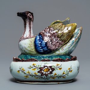 A polychrome Dutch Delft 'plover' butter tub and cover, 18th C. — 照片 7