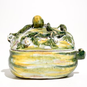 A polychrome Dutch Delft pumpkin-shaped tureen and cover, 18th C. — photo 2