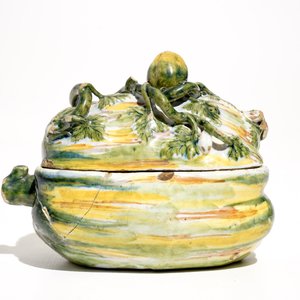 A polychrome Dutch Delft pumpkin-shaped tureen and cover, 18th C. — photo 4