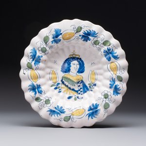 A polychrome Dutch Delft 'Queen Mary' dish inscribed 'K M', 17th C. — foto 1