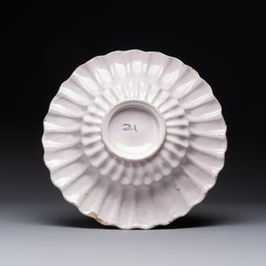A polychrome Dutch Delft 'Queen Mary' dish inscribed 'K M', 17th C. — foto 2