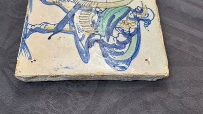 A polychrome Dutch Delft 'Roman soldier' tile, ca. 1600 — photo 3