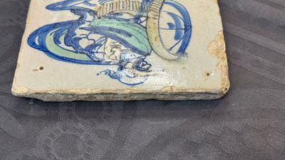 A polychrome Dutch Delft 'Roman soldier' tile, ca. 1600 — photo 4