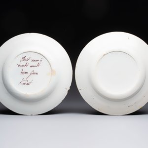 A polychrome Dutch Delft 'royal portrait' plate and an 'orangist' plate, 18th C. — 照片 2