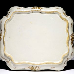A polychrome Dutch Delft serving tray with a romantic scene, 18th C. — photo 2