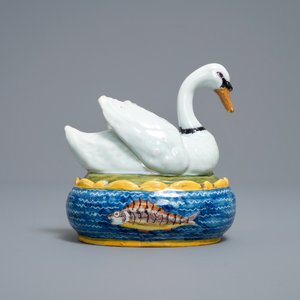 A polychrome Dutch Delft 'swan' butter tub and cover, 18th C. — 照片 2