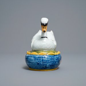 A polychrome Dutch Delft 'swan' butter tub and cover, 18th C. — 照片 3