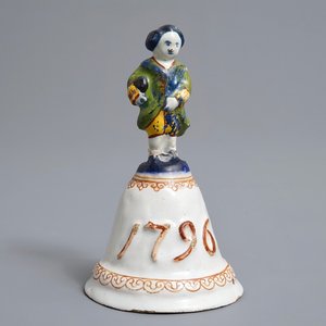 A polychrome Dutch Delft table bell with a nobleman, dated 1796 — 照片 1