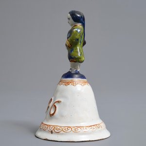 A polychrome Dutch Delft table bell with a nobleman, dated 1796 — 照片 5