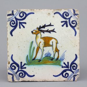 A polychrome Dutch Delft tile with a deer 17th C. — 照片 1