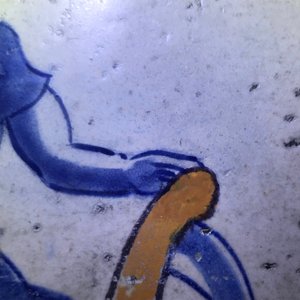 A polychrome Dutch Delft tile with a Roman soldier, Rotterdam, 1st quarter 17th C. — photo 6