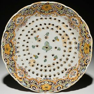 A polychrome Dutch Delft tripod strawberry strainer, 18th C. — photo 1