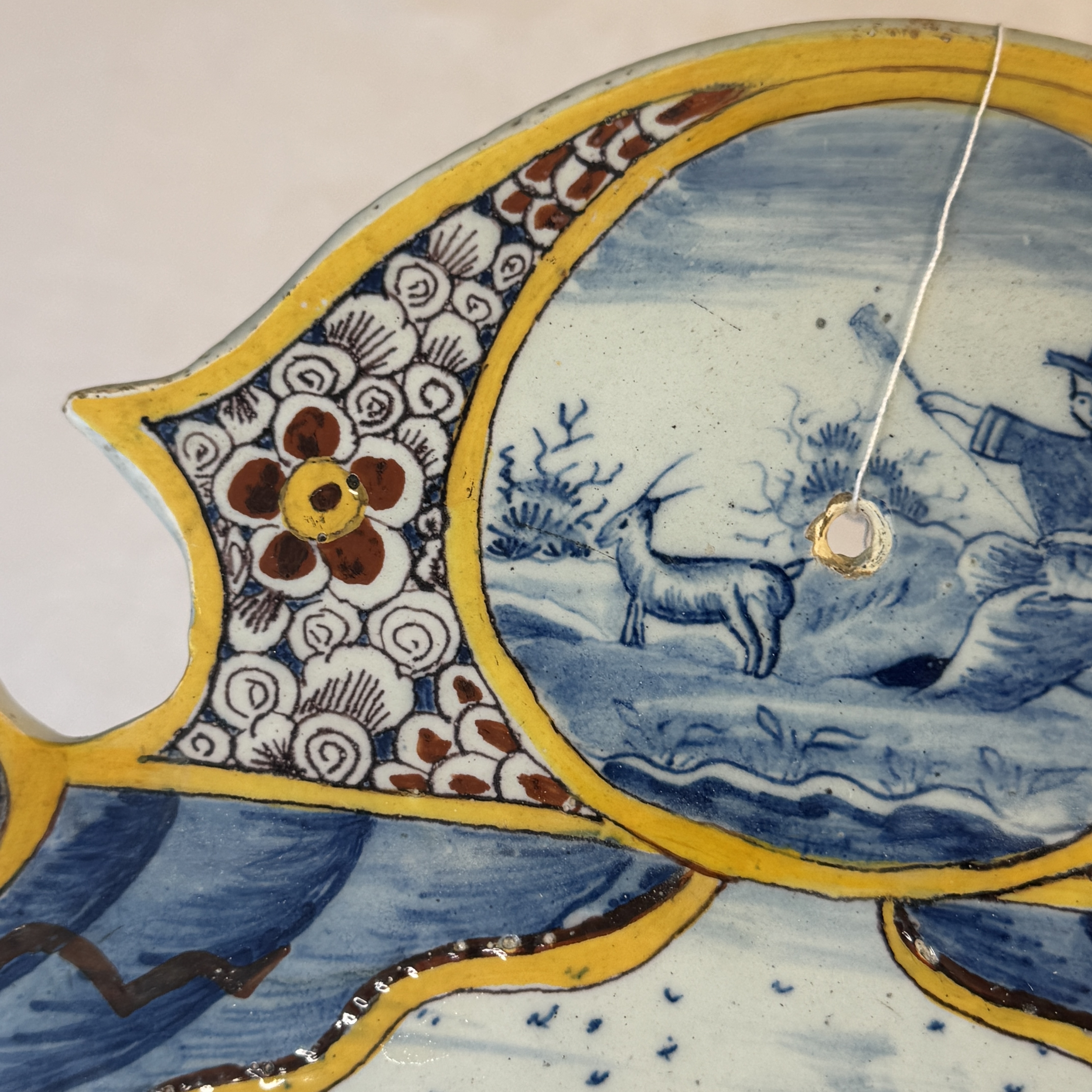 A polychrome Dutch Delft trompe-l'oeil plaque with a fountain garden in a theatrical curtain frame — foto 9