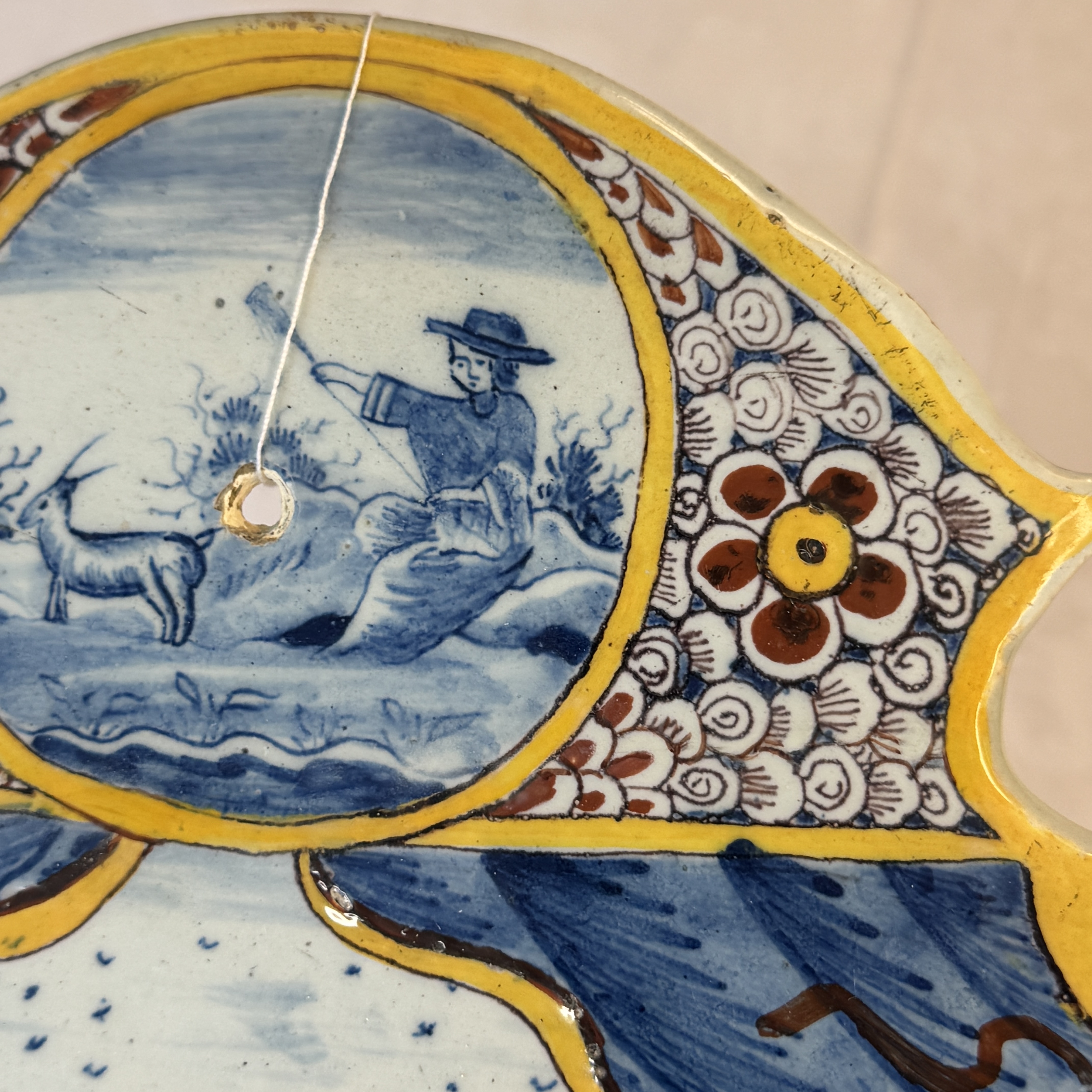 A polychrome Dutch Delft trompe-l'oeil plaque with a fountain garden in a theatrical curtain frame — foto 10