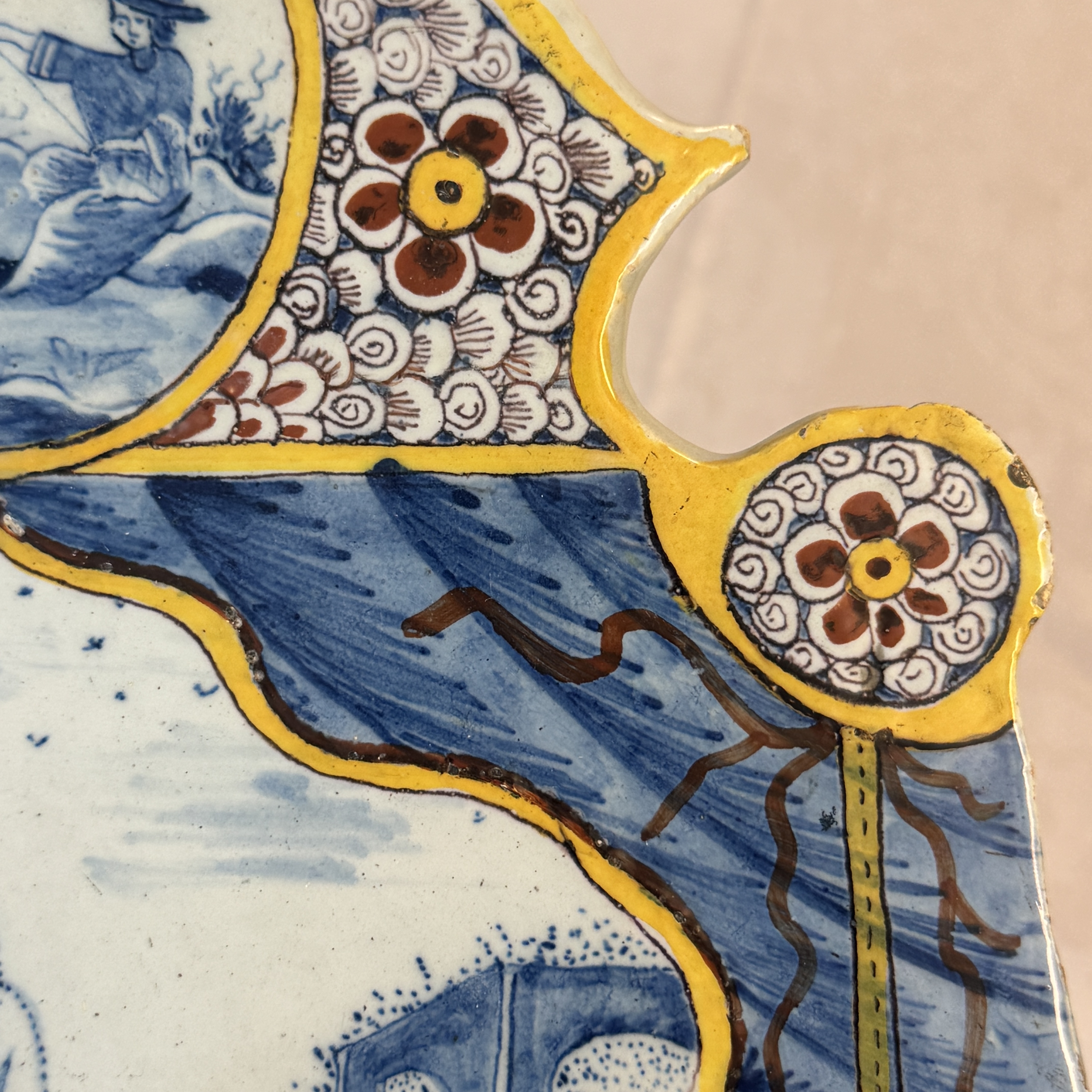 A polychrome Dutch Delft trompe-l'oeil plaque with a fountain garden in a theatrical curtain frame — foto 11