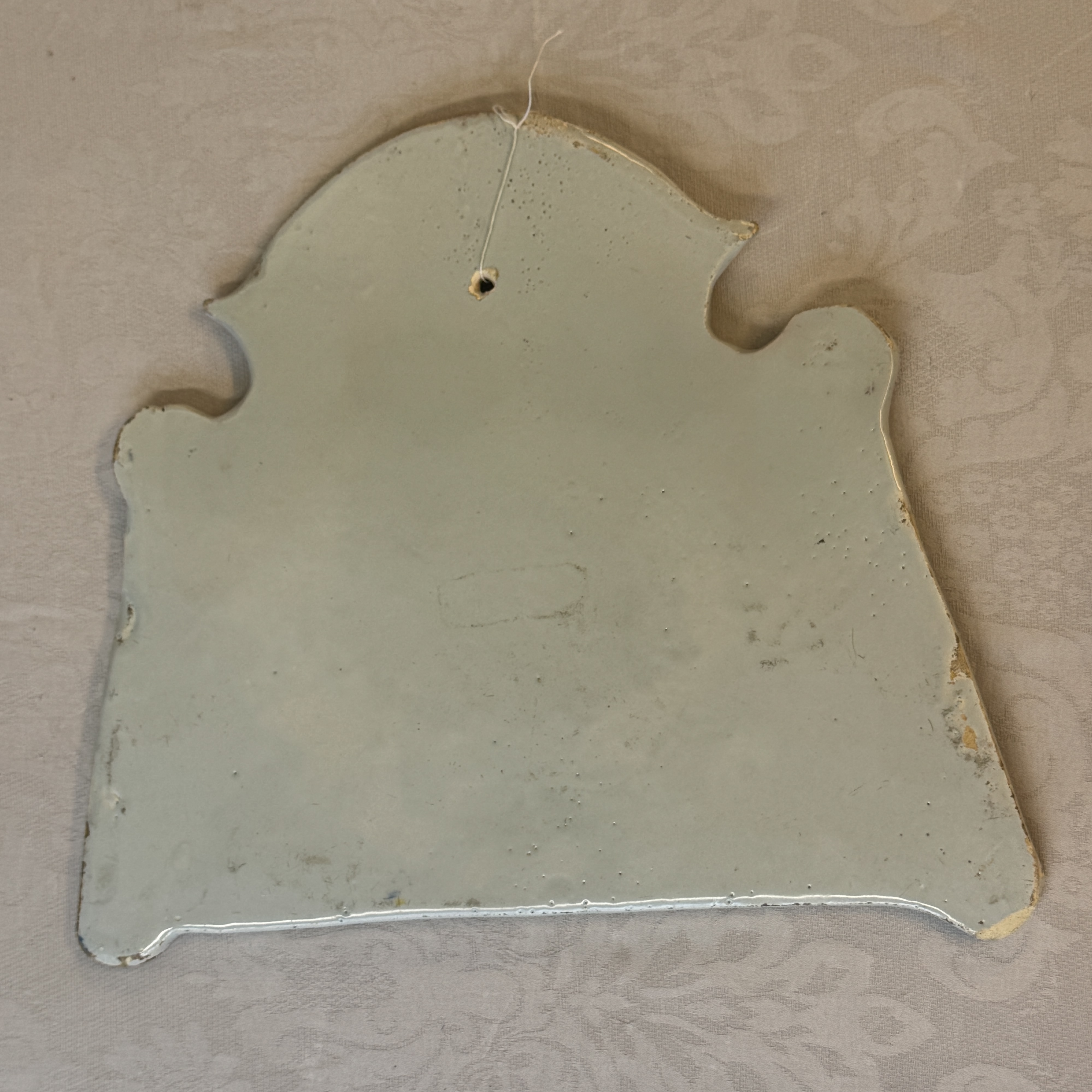 A polychrome Dutch Delft trompe-l'oeil plaque with a fountain garden in a theatrical curtain frame — foto 12