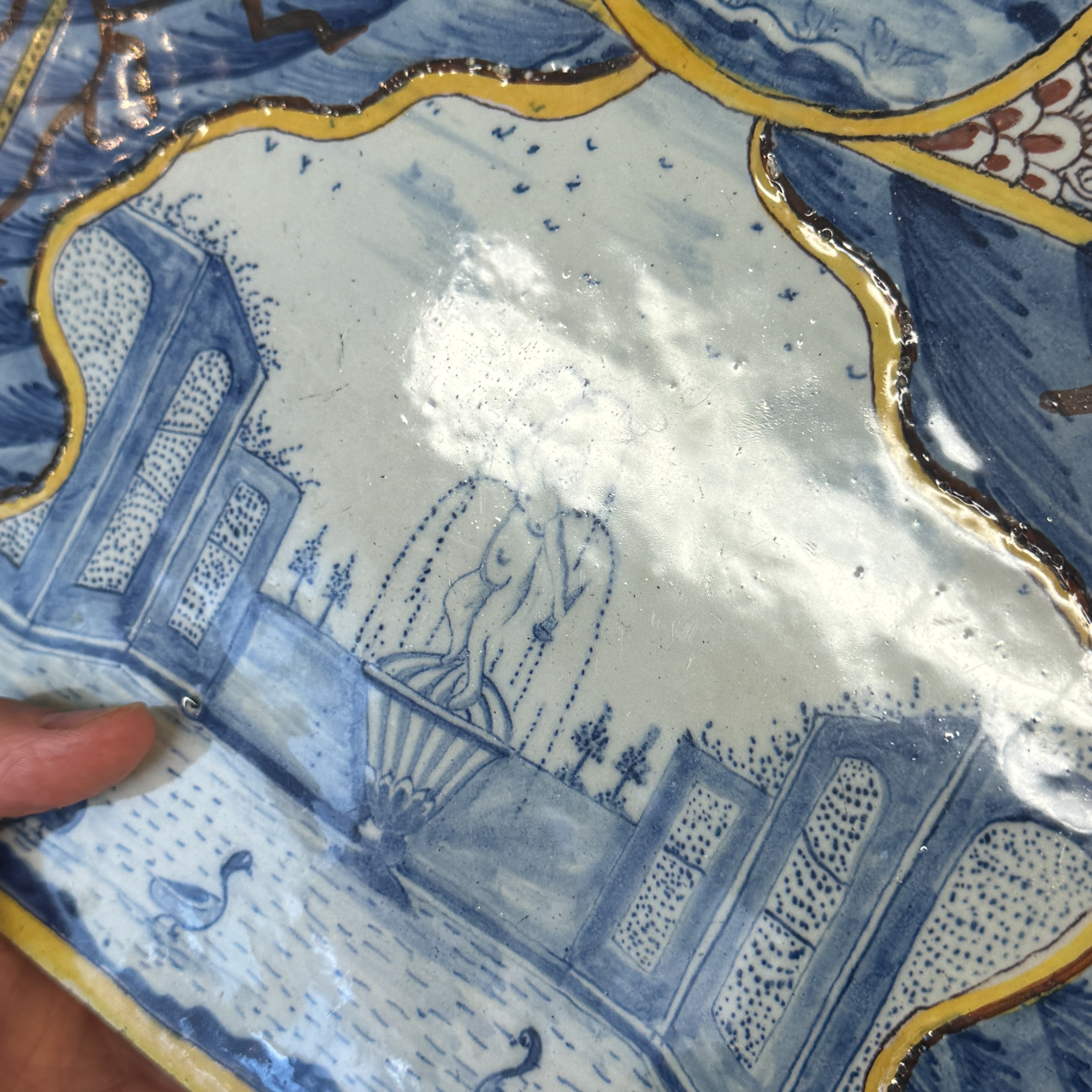 A polychrome Dutch Delft trompe-l'oeil plaque with a fountain garden in a theatrical curtain frame — foto 3