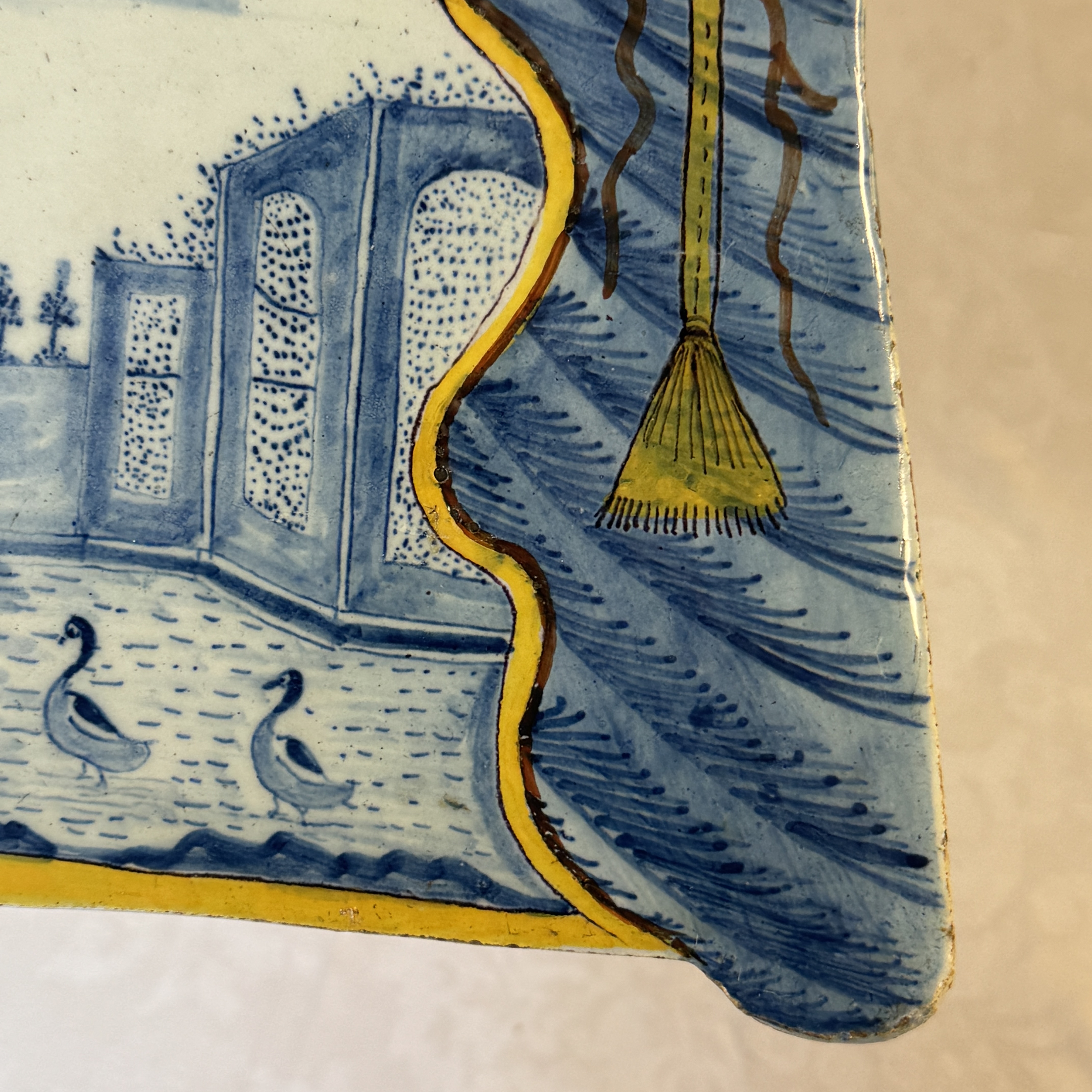 A polychrome Dutch Delft trompe-l'oeil plaque with a fountain garden in a theatrical curtain frame — foto 4