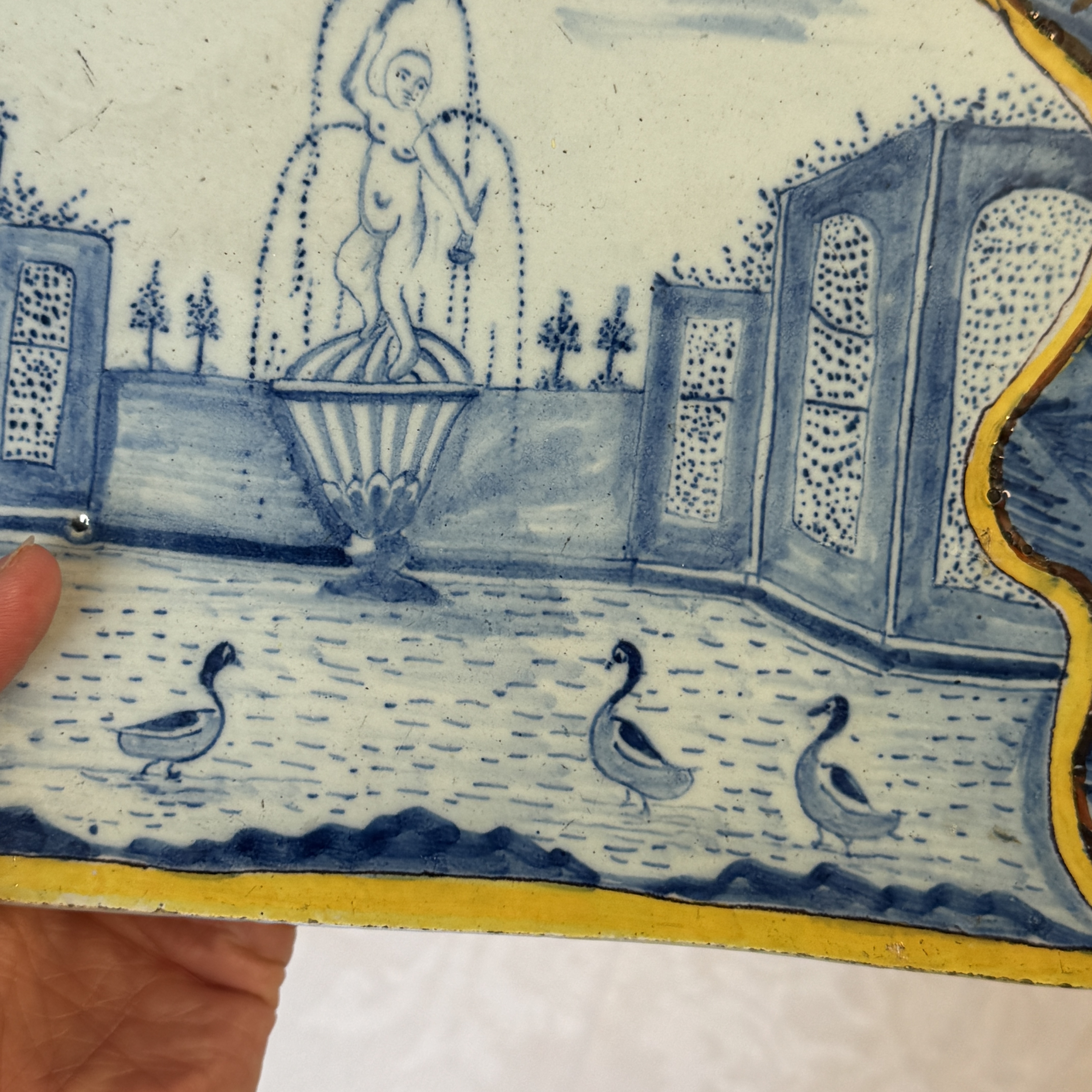 A polychrome Dutch Delft trompe-l'oeil plaque with a fountain garden in a theatrical curtain frame — foto 5